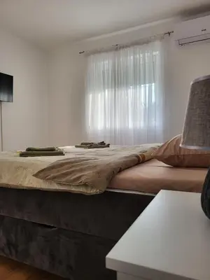 a large bed in a room with a window at SLEEP & GO in Surčin