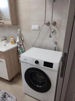 a washing machine in a kitchen with a sink at Noa in Ledine