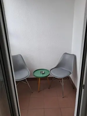 two chairs and a table in a room at Manhattan studio Seboj Belvil in Novi Beograd