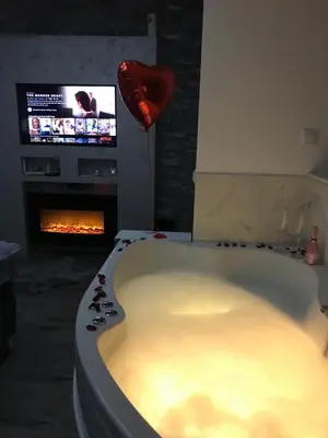 a bath tub in a living room with a tv at Apartman Oler in Smederevo