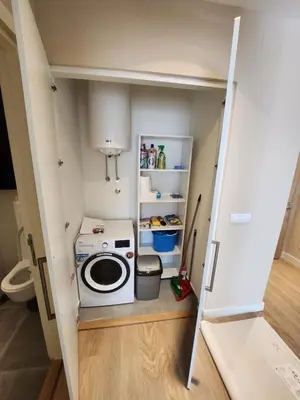 a small kitchen with a washing machine in a room at BW VERDE LUX in Sajmište