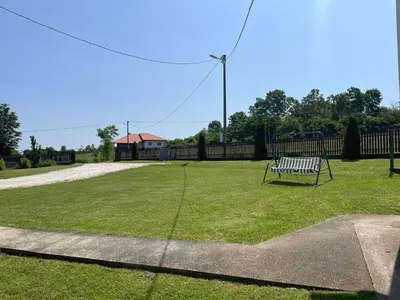 a park bench sitting in the middle of a field at Starčević apartmani Orašac Aranđelovac OBAVEŠTENJE Proveriti raspoloživost putem poruke zbog učestalih lažnih rezervacija in Orašac
