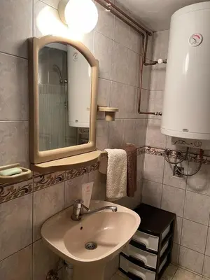 a bathroom with a sink and a mirror at Starčević apartmani Orašac Aranđelovac OBAVEŠTENJE Proveriti raspoloživost putem poruke zbog učestalih lažnih rezervacija in Orašac