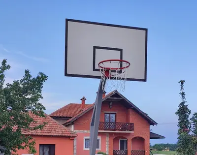 a basketball hoop in front of a house at Starčević apartmani Orašac Aranđelovac OBAVEŠTENJE Proveriti raspoloživost putem poruke zbog učestalih lažnih rezervacija in Orašac