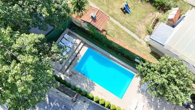 an overhead view of a swimming pool in a yard at Planinske Kuće Grocka in Grocka