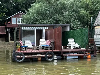 a house on a raft in the water at Splav na reci Savi in Ostružnica