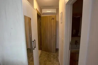 a hallway with a door leading to a bathroom at Soul River e cucina in Pančevo
