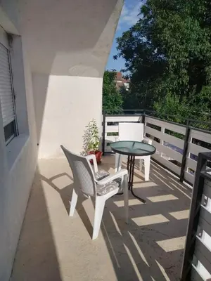 a patio with a table and chairs on a balcony at Jasna in Zemun
