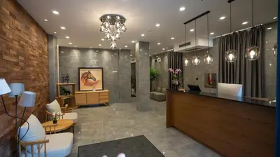 a lobby with a reception desk in a building at KAME HOTEL BELGRADE,\u8d1d\u5c14\u683c\u83b1\u5fb7\u51ef\u7f8e\u9152\u5e97 in Ledine