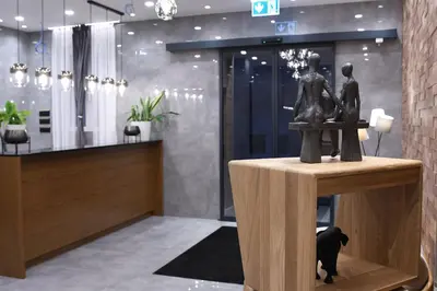 a statue of a couple on a table in a lobby at KAME HOTEL BELGRADE,\u8d1d\u5c14\u683c\u83b1\u5fb7\u51ef\u7f8e\u9152\u5e97 in Ledine