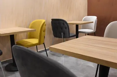 a group of tables and chairs in a room at KAME HOTEL BELGRADE,\u8d1d\u5c14\u683c\u83b1\u5fb7\u51ef\u7f8e\u9152\u5e97 in Ledine