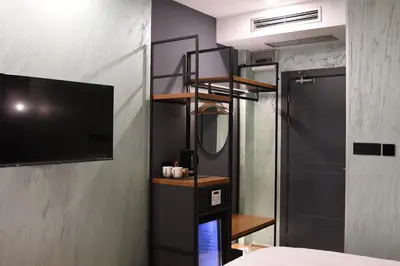 a room with a tv and a bedroom with a bed at KAME HOTEL BELGRADE,\u8d1d\u5c14\u683c\u83b1\u5fb7\u51ef\u7f8e\u9152\u5e97 in Ledine