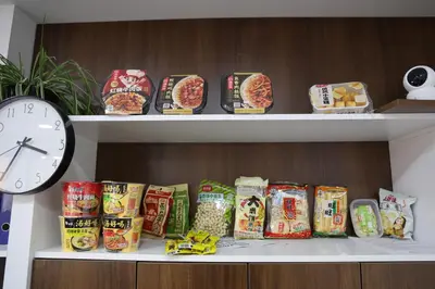 a shelf filled with lots of food and a clock at home in superior如家 in Surčin