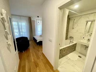 a bathroom with a tub and a sink and a bath tub at Green - stan na dan studio Novi Beograd, parking 5 evra dan in Belgrade