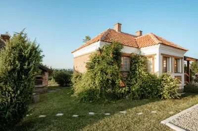 an old house with ivy on the side of it at Uzivancija in Lazarevac
