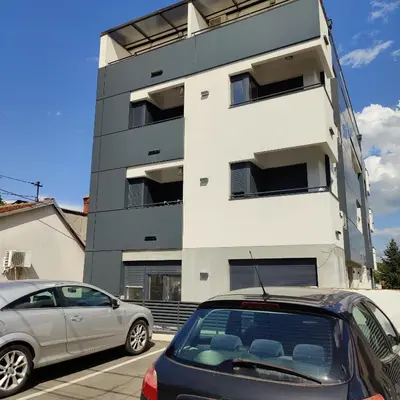 two cars parked in front of a building at Apartman Meggy in Belgrade