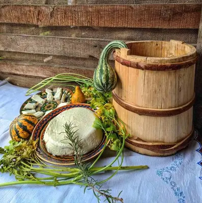 a table with a basket of vegetables and a barrel at Etno domaćinstvo Miris Bosiljka in Mislođin