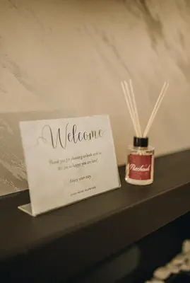 a welcome sign sitting on top of a table at Apartman Premijer 1 in Čukarica