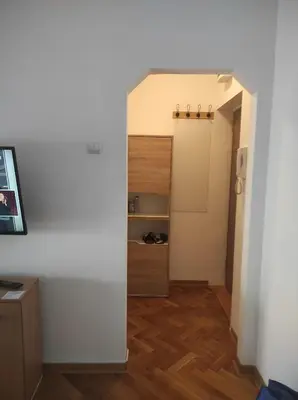 a hallway with a door into a room with a closet at Apartman Nicolas in Karaburma