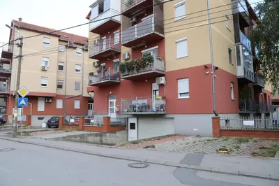 an apartment building on the side of a street at Studio T&M, sa parkingom in Obrenovac