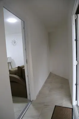 a living room with a couch and a mirror at Studio T&M, sa parkingom in Obrenovac