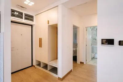 a hallway with a door leading to a bedroom at Nika apartman in Surčin