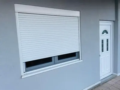 a window with a white blind on a wall at Luxury Centar 2 in Arandjelovac
