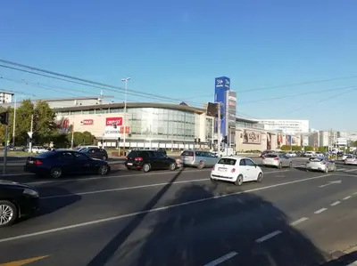 a busy city street filled with lots of cars at Atelje 11 in Belgrade