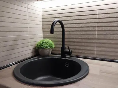 a black sink in a bathroom with a plant at Lider Lux Apartman in Arandjelovac