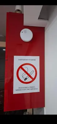 a sign with a no smoking sign on a wall at Lux studio sa saunom Ampelitsi in Ledine