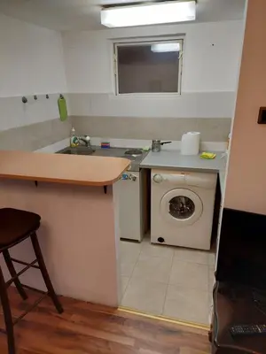a small kitchen with a washing machine and a sink at Apartman Birboni Pul ZEMUN in Tošin Bunar