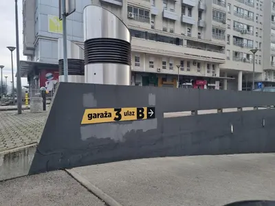 a sign on the side of a concrete wall at Mimoza in Novi Beograd