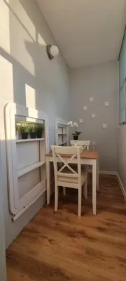 a dining room with a table and a chair at Art d'aimer in Sajmište