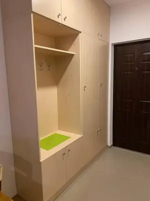 a room with white cabinets and a green rug at Apartman Ljubica in Arandjelovac
