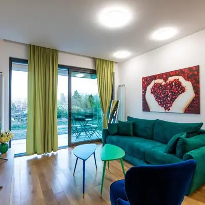 City Center - Sunrise Apartment with Parking