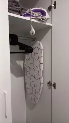 a closet with a white cabinet with a white shoe at Apartman DUDA Surčin in Surčin