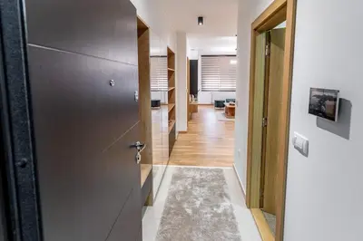 a hallway with a door leading to a room at Apartman Kolarević in Arandjelovac