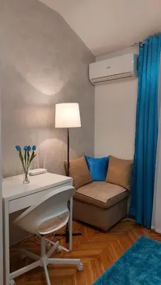 a living room with a desk and a couch at Plavi Tirkiz in Pančevo