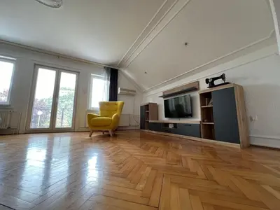 an empty living room with a television and a yellow chair at Plavi Dunav in Stari Slankamen