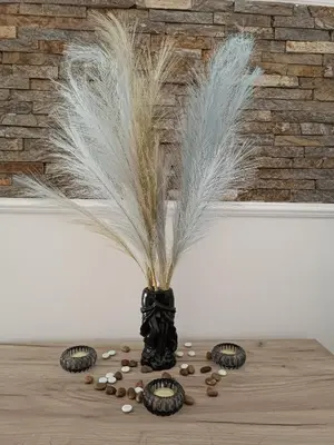 a black vase with feathers on a table at Kutak-Corner in Vračar (historical)