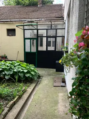 an entrance to a house with a green door at Apartment Little Oasis TASH in Belgrade