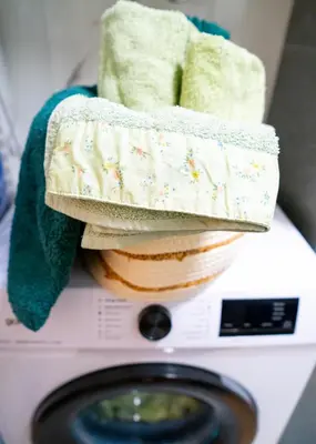 a pile of towels on top of a washing machine at Andrej Lux in Jajinci