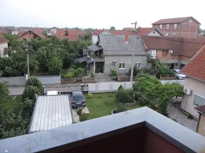 an aerial view of a house with a yard at Apartmani Beograd 43 in Belgrade