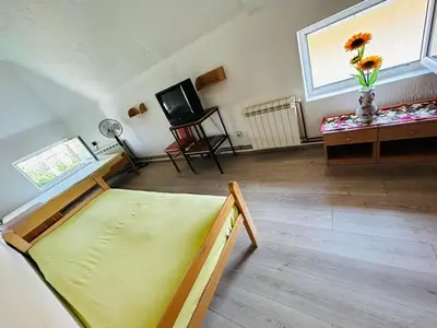 a room with a bed and a tv in it at Rooms for rent 