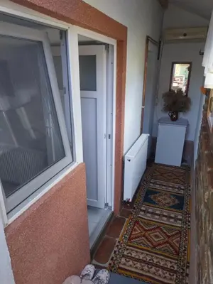an entrance to a room with a window and a rug at R&H apartmani in Slankamenački Vinogradi