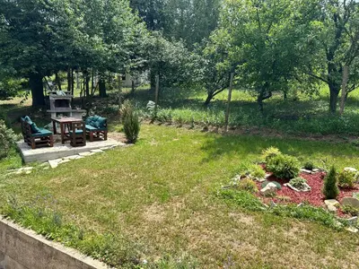 a garden with a picnic table and a bench at Kosmaj Ruža vetrova in Sopot