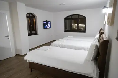 a hotel room with two beds and a tv at Smestaj Centar Ub 35 in Ub