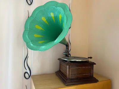 a green balloon is on top of a table at La Corte Delle Rose UB in Ub