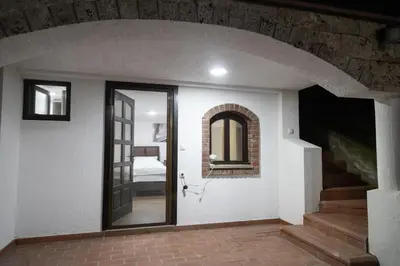 a hallway with a door leading to a bedroom at Apartman Centar 18 in Ub