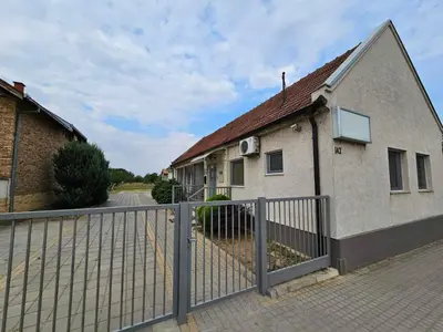 a fence in front of a house at Prenoćište Lana 2 in Novi Banovci